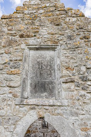 Photo for Le monastere de Clonmacnoise dans le comte d'Offaly, croix celtiques, tour ronde. The monastery of Clonmacnoise in County Offaly, Celtic crosses, round tower. - Royalty Free Image