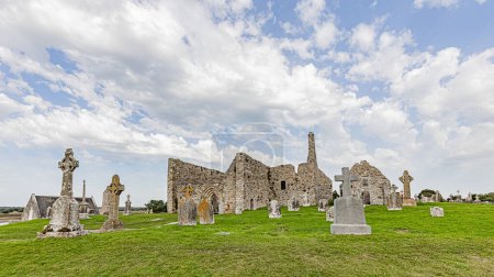 Téléchargez les photos : Le monastere de Clonmacnoise dans le comte d'Offaly, croix celtiques, tour ronde. Le monastère de Clonmacnoise dans le comté d'Offaly, croix celtiques, tour ronde. - en image libre de droit