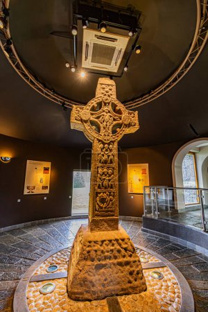 Téléchargez les photos : Le monastere de Clonmacnoise dans le comte d'Offaly, croix celtiques, tour ronde. Le monastère de Clonmacnoise dans le comté d'Offaly, croix celtiques, tour ronde. - en image libre de droit