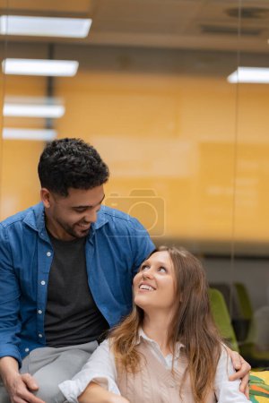 Foto de Un hombre y una mujer comparten un aspecto tierno, conectándose calurosamente en un ambiente acogedor e interior.. - Imagen libre de derechos