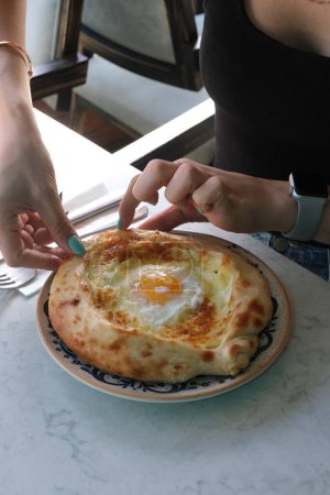Traditionelle türkische Pide mit Käse und Ei, Haapuri