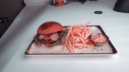 hausgemachter Hamburger mit frischem Gemüse