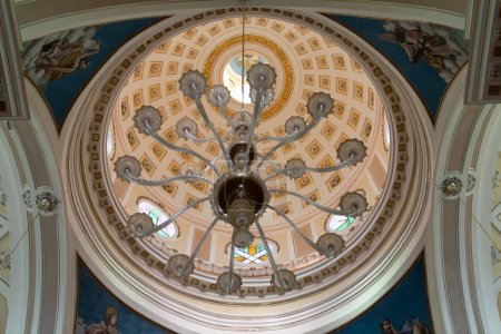 Téléchargez les photos : Dome of the mother church of San Giorgio Martire in Locorotondo, Italy. Decoration of the interior of one of the domes of the church with a beautiful chandelier. - en image libre de droit