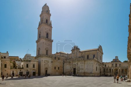 Foto de Lecce, Italia. 07 01 2019. Turistas en la Catedral de Lecce en la plaza del mismo nombre. El imponente campanario de cinco pisos es uno de los más altos de Europa. - Imagen libre de derechos