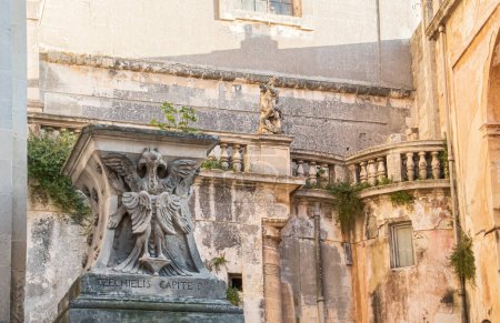 Basilika des Rosenkranzes und des Heiligen Johannes des Täufers in Lecce, Italien. Barocke Details der Skulpturen, Reliefs und anderer Ornamente verwitterten. Kirche des XVII-XVIII Jahrhunderts.