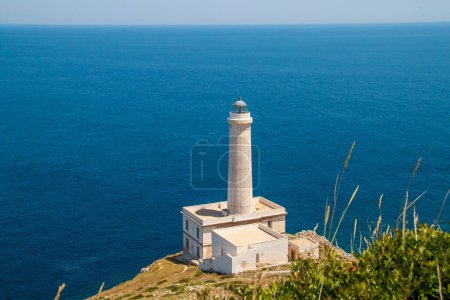 Téléchargez les photos : Le phare de Punta Palascia sur le cap d'Otrante, dans les Pouilles, en Italie. Il a été construit en 1867 et rouvert en 2008. Tour cylindrique de 32 mètres (105 pieds) en pierre blanche. - en image libre de droit