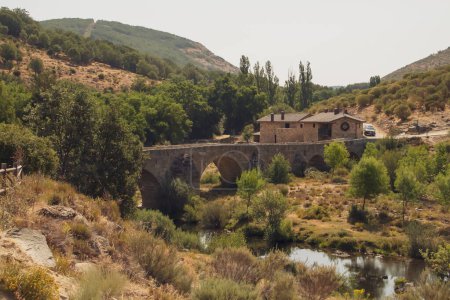 Foto de Puente medieval en Navacepeda de Tormes en Ávila, España. Puente construido para cruzar el río Tormes. - Imagen libre de derechos