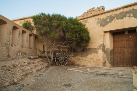 Foto de Castillo o batería de San Ramón en Rodalquilar, Almería, España. Vista de la entrada y las paredes de la estructura de defensa costera construida en 1764. - Imagen libre de derechos