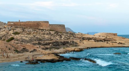 Foto de Castillo o batería de San Ramón en Rodalquilar, Almería, España. Vista desde el sur de la batería de defensa costera construida en 1764. - Imagen libre de derechos