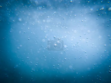 Foto de Burbujas azules profundas bajo el agua. Fotografía de la superficie del agua en el mar Mediterráneo tomada desde abajo. - Imagen libre de derechos