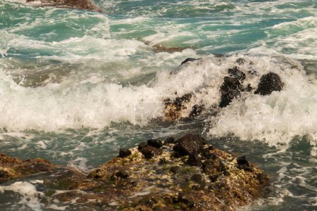 Foto de Olas marinas rompiendo en las rocas cerca de la costa. Mar Mediterráneo en la cala de Los Amarillos en Nijar, Almería, España. - Imagen libre de derechos