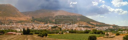 Blick auf Loja von Norden. Blick auf die Stadt und im Hintergrund die Sierra Gorda, gekrönt von Gewitterwolken. Loja, Granada, Spanien.
