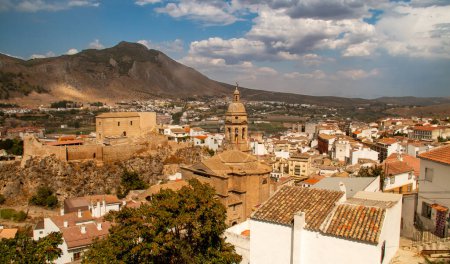 Vue de la ville de Loja depuis le point de vue Isabel I de Castilla. Vue sur les maisons, l'église de La Encarnacin, la citadelle et la grande maison des Alcaides chrétiens. Loja, Espagne.
