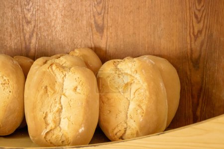 Panes tradicionales de pueblo de estilo español. Pan de trigo de un peso de 1 kg que se muestra en un estante para la venta. Panificación en Huesca, Andalucía, España.