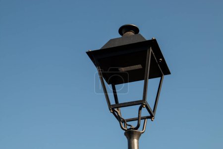 LED-Straßenlaterne für die öffentliche Beleuchtung. Klassischer Laternenmast aus Metall mit LED-Leuchten renoviert. Sanlucar de Guadiana, Huelva, Spanien.