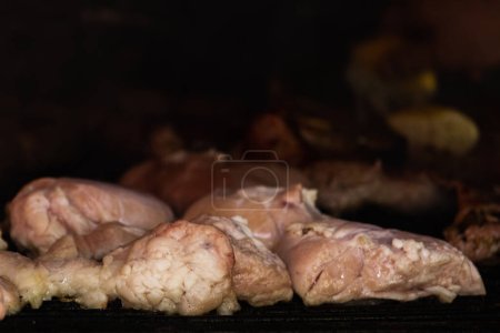 Téléchargez les photos : Préparation de viande pour asado dans le gril argentin - en image libre de droit