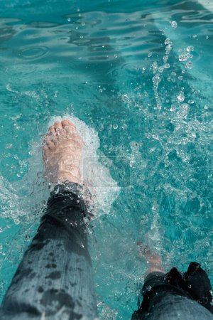 Téléchargez les photos : Personne pieds dans l'eau de la piscine - en image libre de droit