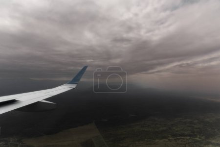 Téléchargez les photos : Aile d'avion au-dessus des nuages - en image libre de droit