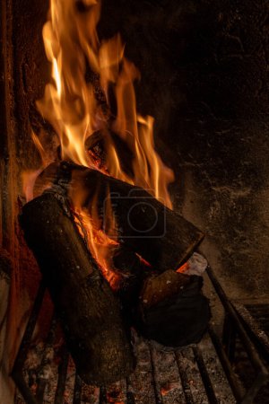 Téléchargez les photos : Gros plan d'un feu de bois dans une cheminée - en image libre de droit