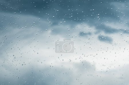 Foto de Gotas de agua sobre vidrio, fondo de lluvia, textura de gotas de lluvia - Imagen libre de derechos