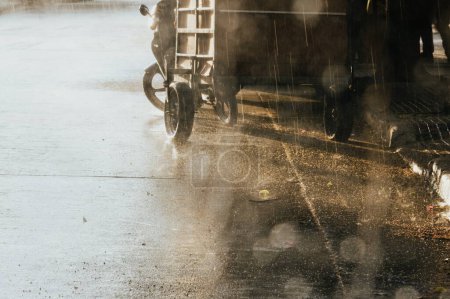 Foto de Gotas de lluvia en el camino en tiempo lluvioso con fondo borroso. - Imagen libre de derechos
