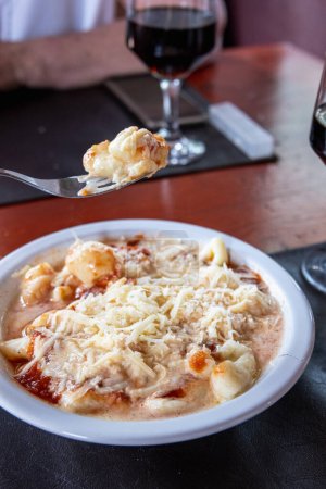 Téléchargez les photos : Repas traditionnel le 29 de chaque mois gnocchi avec sauce tomate et crème - en image libre de droit