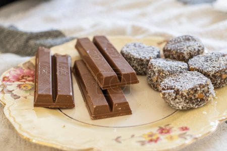 Téléchargez les photos : Biscuits au chocolat traditionnels sur la table - en image libre de droit