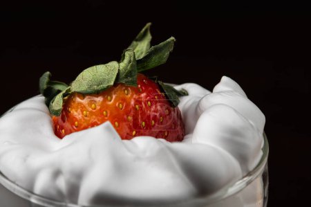 Foto de Plato de fresas rojas frescas con cré chantilly blanco batido - Imagen libre de derechos