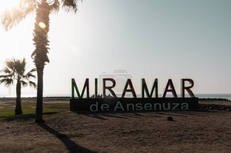 Foto de Letrero Miramar de Ansenuza sobre un fondo del mar y la playa - Imagen libre de derechos