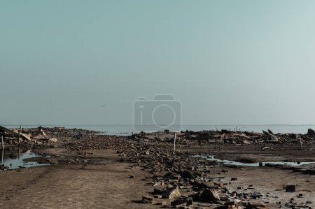 Foto de Resiliencia en medio de la devastación: ruinas en alto después del mar - Imagen libre de derechos