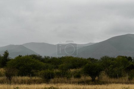 Foto de Majestuoso paisaje de montaña en Córdoba, Argentina: un cautivador - Imagen libre de derechos