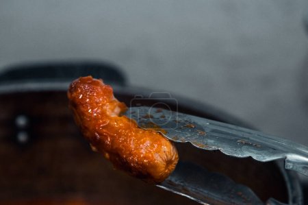Téléchargez les photos : Viande braisée aromatisée à la sauce tomate : un accompagnement copieux - en image libre de droit
