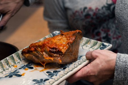 Téléchargez les photos : Viande braisée aromatisée à la sauce tomate : un accompagnement copieux - en image libre de droit