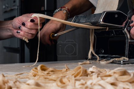 Téléchargez les photos : Fabrication de nouilles maison savoureuse : délice culinaire étape par étape - en image libre de droit