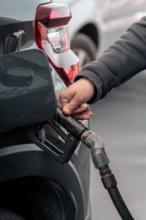 Téléchargez les photos : Naviguer dans la pénurie de carburant : les défis de la pompe à essence au milieu des prix - en image libre de droit