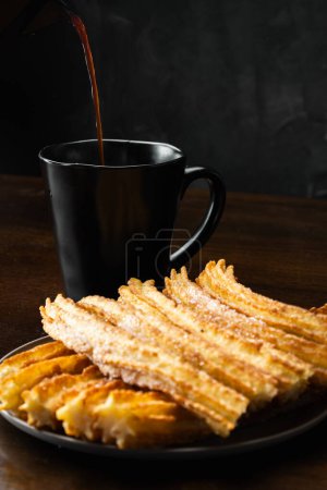 Foto de Churros crujientes y café recién hecho: una dulce entrega matutina - Imagen libre de derechos