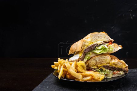 Téléchargez les photos : Savoureux Cordoba Delight : Sandwich Lomito savoureux avec un Sud A - en image libre de droit