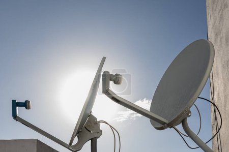 Foto de Elevación de las señales: Explorar la instalación del plato satélite por encima de un - Imagen libre de derechos