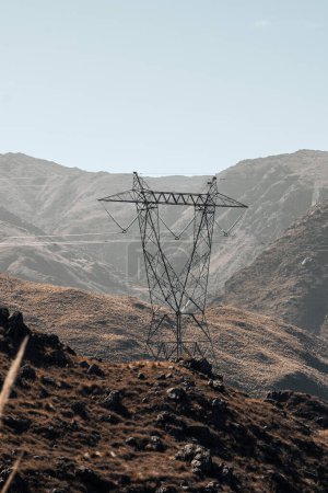 Téléchargez les photos : Pics et puissance : capturer une tour électrique au milieu de la montagne M - en image libre de droit
