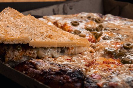 Téléchargez les photos : Pizza est faite de mozzarella et sur elle une partie de faina - en image libre de droit