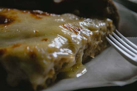 Foto de Fotografía de pizza con queso derramado o tarta de queso con - Imagen libre de derechos