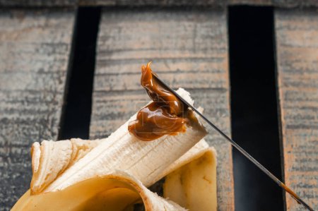 Foto de Fruta de plátano pelada con dulce de l tradicional argentino - Imagen libre de derechos