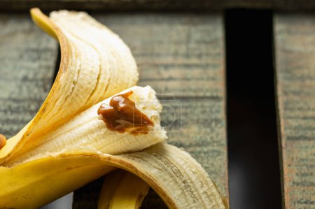 Téléchargez les photos : Tartinade de bananes pelées avec dulce de l Argentine traditionnelle - en image libre de droit