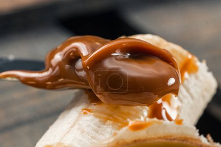 Téléchargez les photos : Tartinade de bananes pelées avec dulce de l Argentine traditionnelle - en image libre de droit