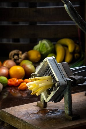 Foto de Máquina manual con rejilla afilada para cortar papas o vegelaten en - Imagen libre de derechos