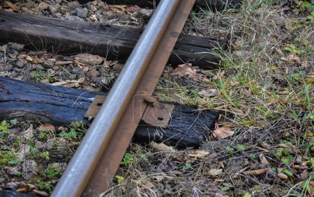 Téléchargez les photos : Vieux rails rouillés avec traverses en bois. vieux chemin de fer. - en image libre de droit