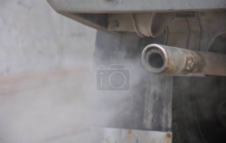 Téléchargez les photos : Smog épais provenant des gaz d'échappement d'une vieille voiture. gaz d'échappement des voitures close-up. - en image libre de droit