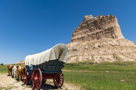 Téléchargez les photos : Chariot couvert devant le monument national Scotts Bluff près de Gering, Nebraska, USA - en image libre de droit