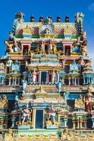 Foto de Decoración decorativa en el templo Tamil Surya Oudaya Sangam en Grand Baie, distrito de Pamplemousses, Mauricio - Imagen libre de derechos
