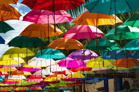 Foto de Colorful umbrellas spanning pedestrian street at Caudan Waterfront shopping center, Port Louis, Mauritius - Imagen libre de derechos
